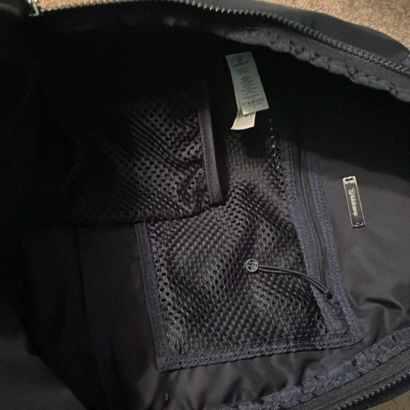 Lululemon City Adventure 21 L backpack in True Navy - Picture 5 of 6